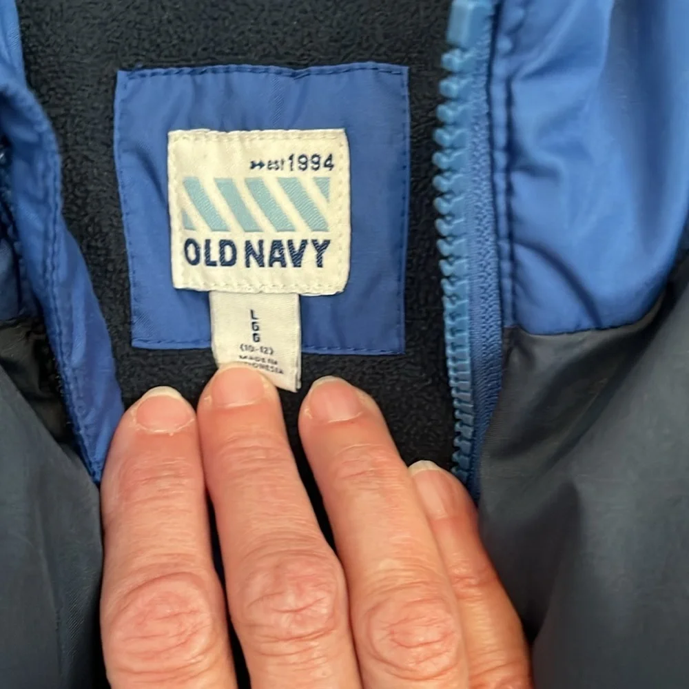 Old Navy SZ L10-12 navy/bla puffer. Zip front w/hood. Adjustable sleeve opening